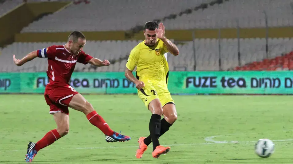 בלם בית"ר ירושלים דינו שקבורץ מנסה לבלום את קשר הפועל רמת גן עומר בוקסנבוים