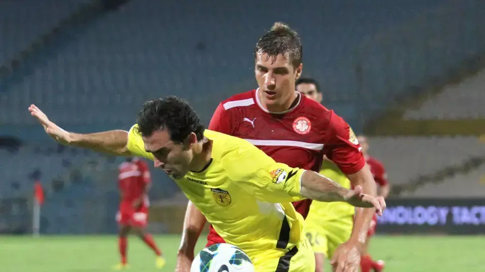מגן בית"ר ירושלים חיים מגרלשווילי לפני חלוץ הפועל רמת גן אנטון ארחיפוב