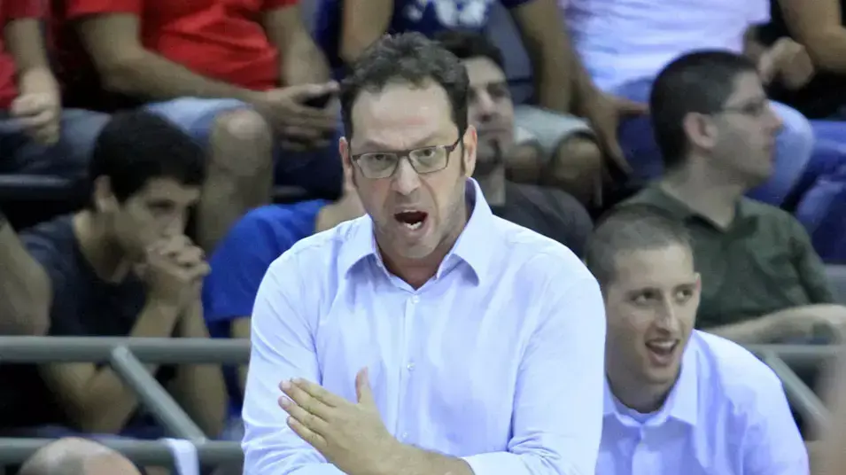 מאמן הפועל ירושלים שרון דרוקר, משמאלו יושב המנכ"ל  אמיר הוכפלד