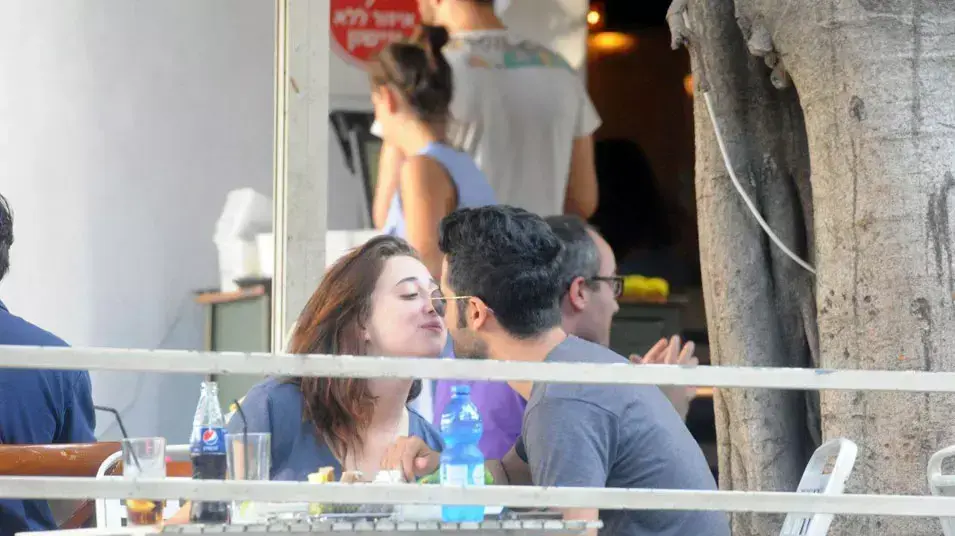 חן אהרוני, אניטה גסין
