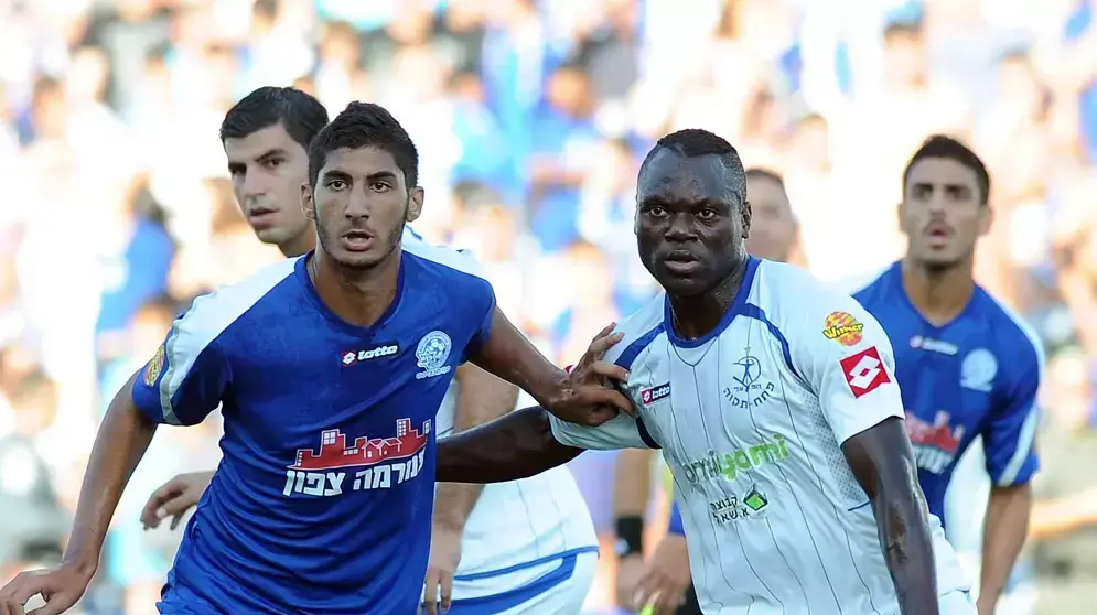 דומיניק וואסי שחקן הפועל פתח תקוה מול לידור כהן שחקן מכבי פתח תקוה