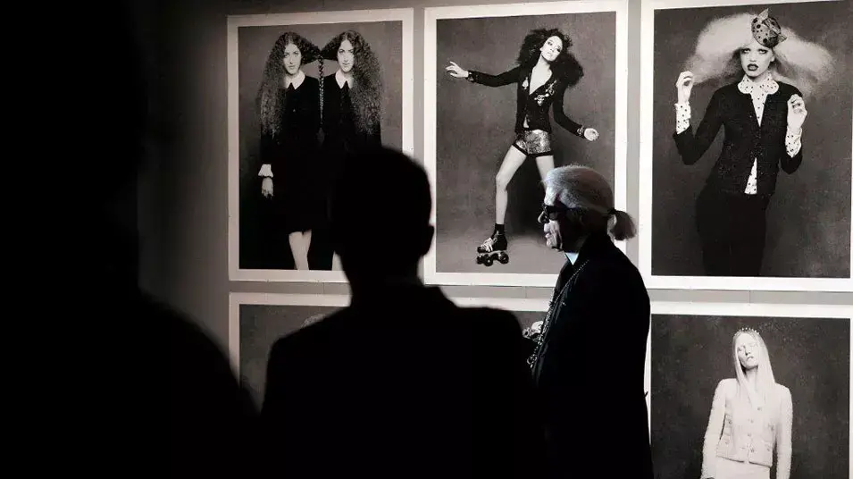קרל לאגרפלד בפתיחת התערוכה Little Black Jacket בלונדון