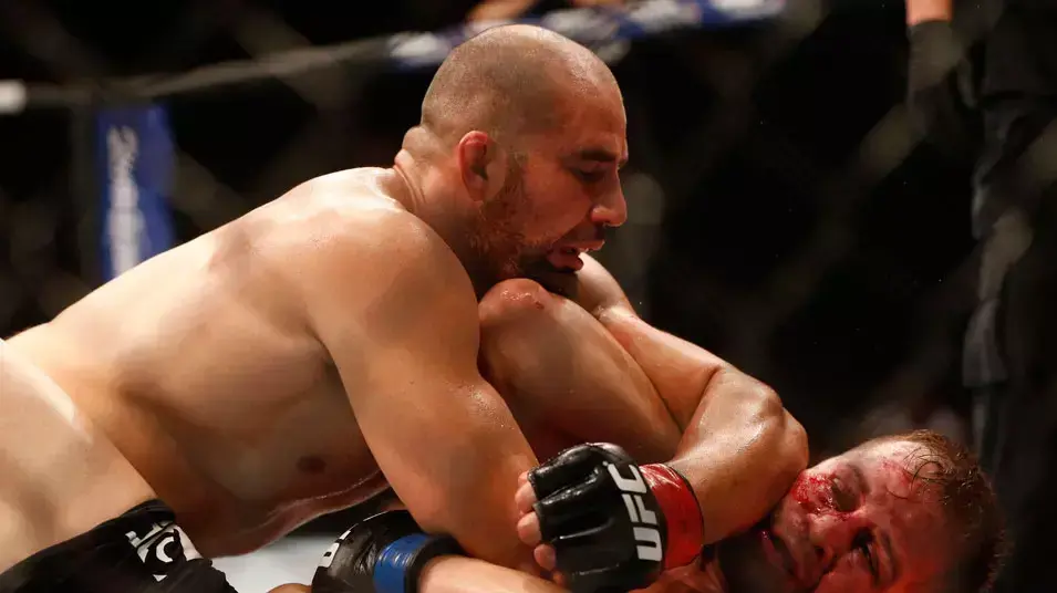 גלובר טשיירה לוחם MMA  חובט ביריבו פאביו מלדונאדו