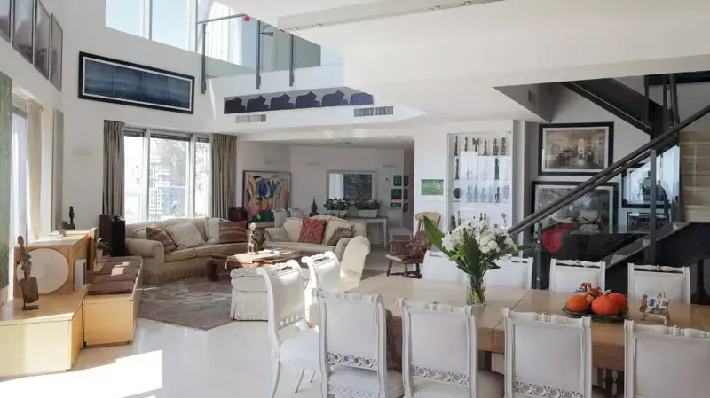 דירתה של מעצבת התכשיטים איה עזריאלנט במתחם צמרת בתל אביב