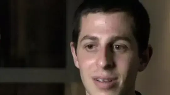גלעד שליט אל מול המצלמה