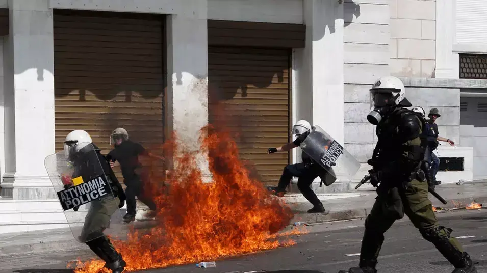 הפגנת ענק באתונה: אלפים התעמתו עם שוטרים