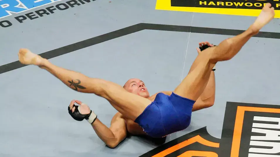 לוחם MMA  ג'ורג' סנט פייר לאחר שהכניע את מאט יוז