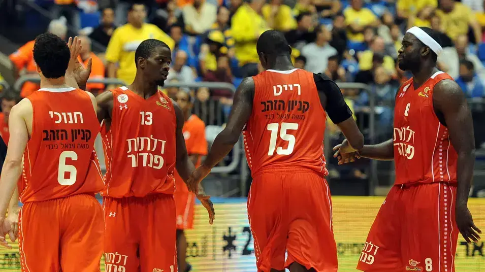 שחקני מכבי ראשון לציון חוגגים
