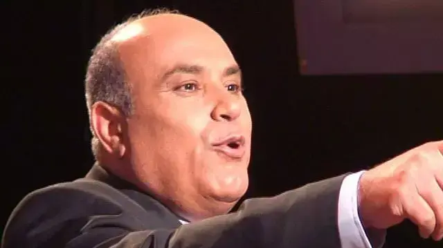 אבי רצון עיתונאי מנחה התכנית בטריבונה