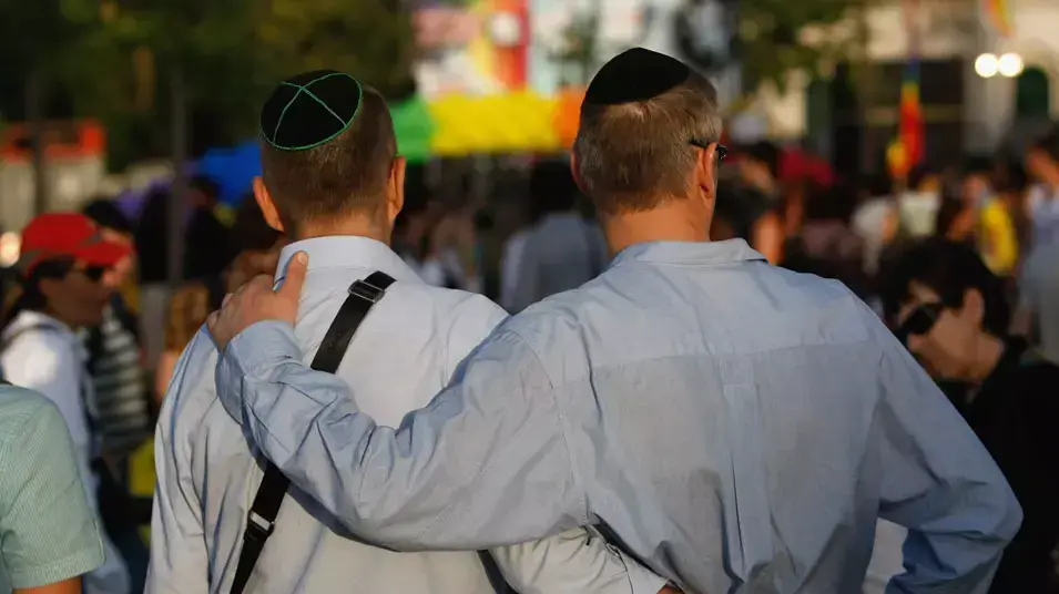 זוג גברים דתיים במצעד הגאווה בירושלים. יוני 2009