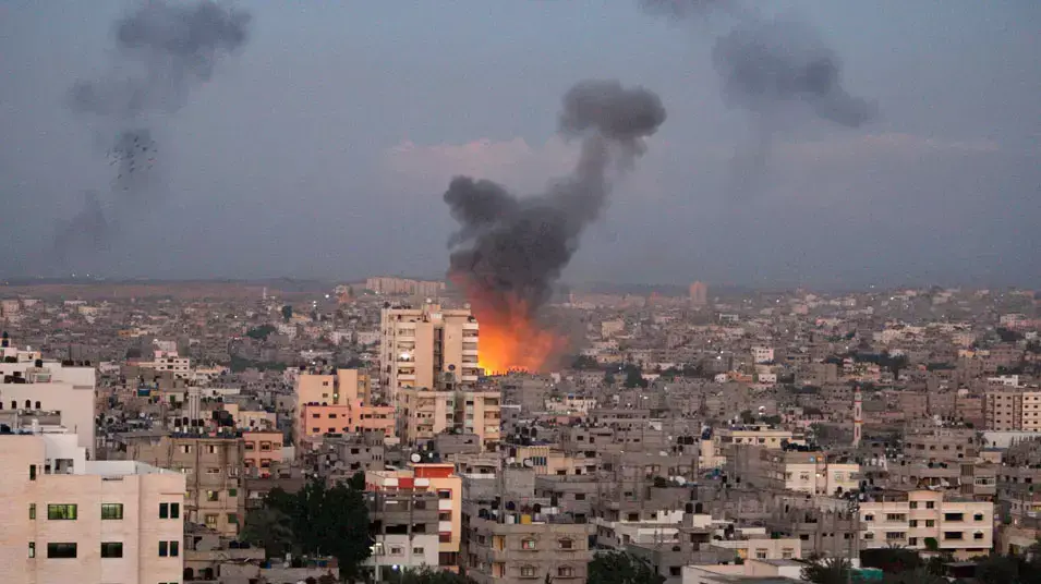אש ועשן בעזה לאחר תקיפות צה"ל במסגרת מבצע "עמוד ענן", נובמבר 2012