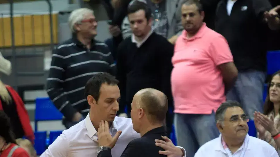 מאמן הפועל תל אביב ארז אדלשטיין מתחבק עם מאמן הפועל אילת עודד קטש