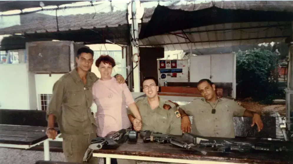 חיילים ובהם יניב ג'יבלי עם "הדודה מרי", 1995