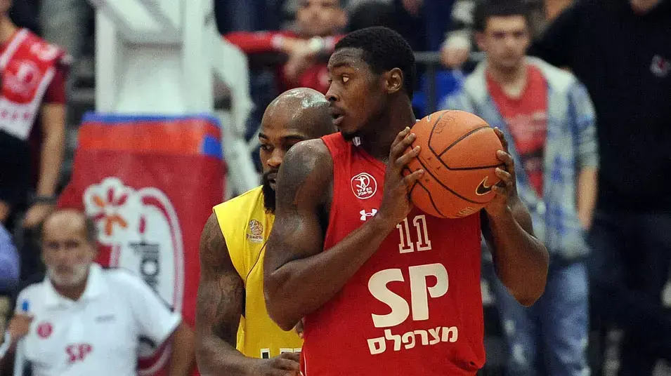 ג'ף אלן שחקן הפועל תל אביב (ימין) מול טיילר סמית' שחקן הפועל חולון