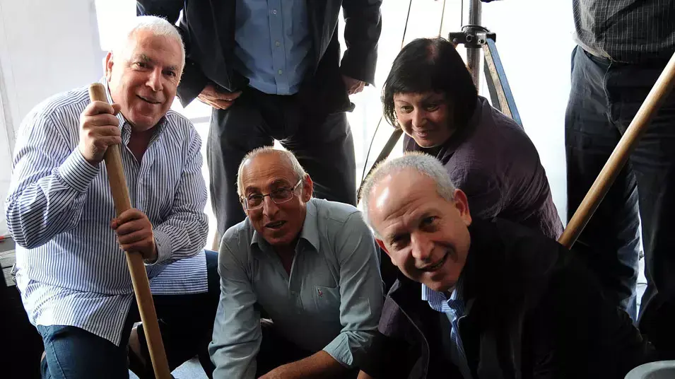 פיני גרשון המנהל המקצועי של הפועל חולון עם ראש העיר מוטי ששון, צחי פישביין, יו"ר הטוטו