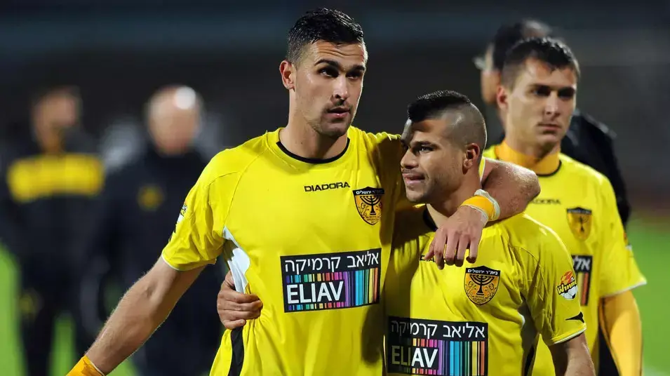 קובי מויאל שחקן בית"ר ירושלים (ימין) עםם דינו שקבורץ