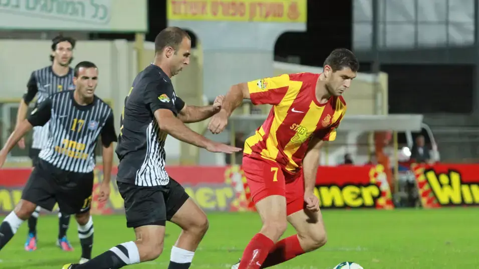 דימיטאר מקרייב שחקן מ.ס. אשדוד לפני משה מישאלוב שחקן הפועל עכו