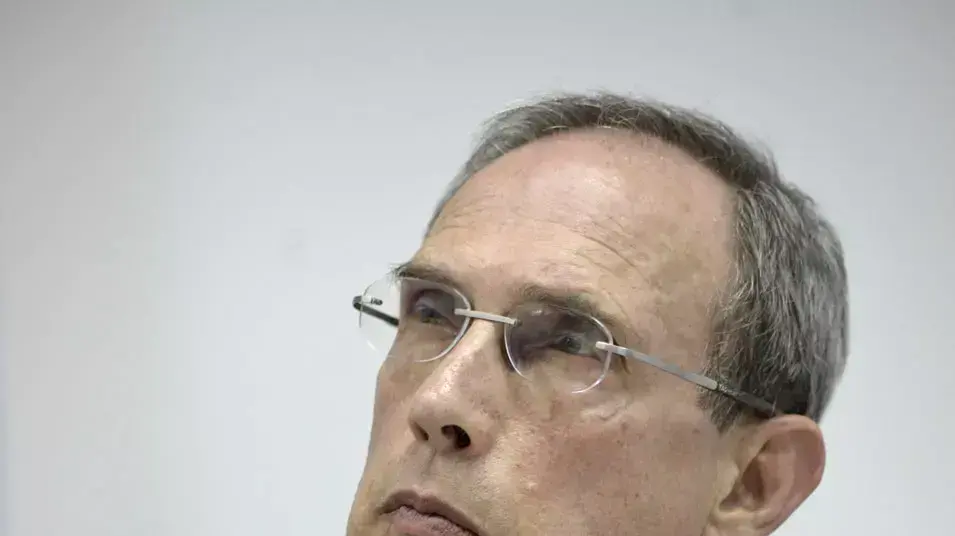 נחמן שי במסיבת עיתונאים  של מפלגת העבודה בנושא התפישה מדינית-בטחונית, דצמבר 2012