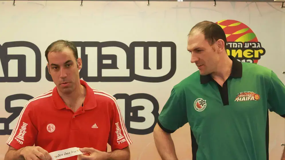 עידו קוז'יקרו שחקן מכבי חיפה לצד מאיר טפירו שחקן הפועל ירושלים