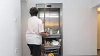 עובדת ניקיון