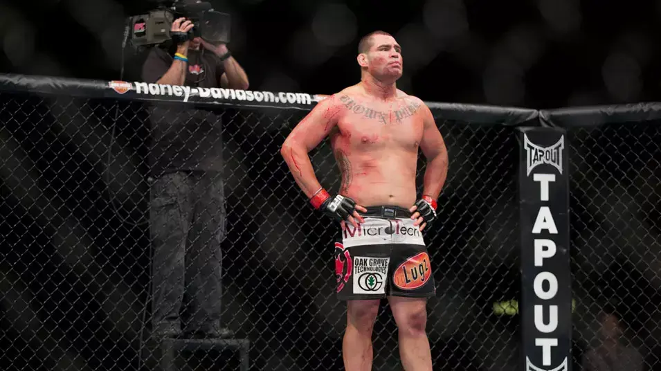 לוחם MMA קיין וולסקז בקרב מול אנטוניו סילבה