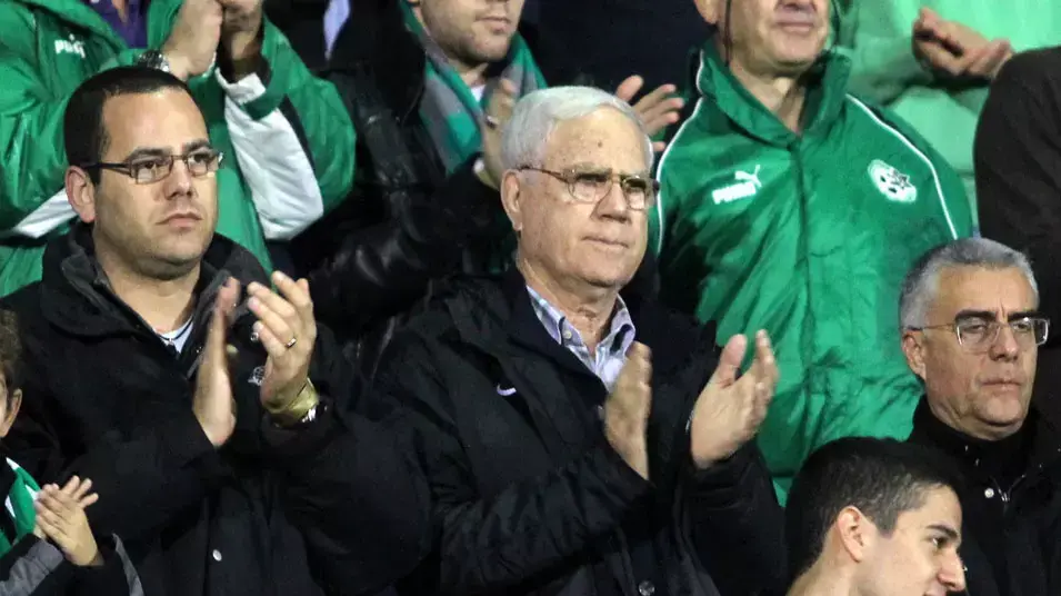 יעקב שחר נשיא מכבי חיפה (אמצע) עם אור שחר, עוזי מור