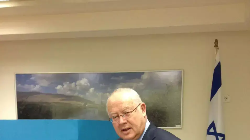 אריה מקל, שגריר ישראל באתונה, מצביע לכנסת, ינואר 2013