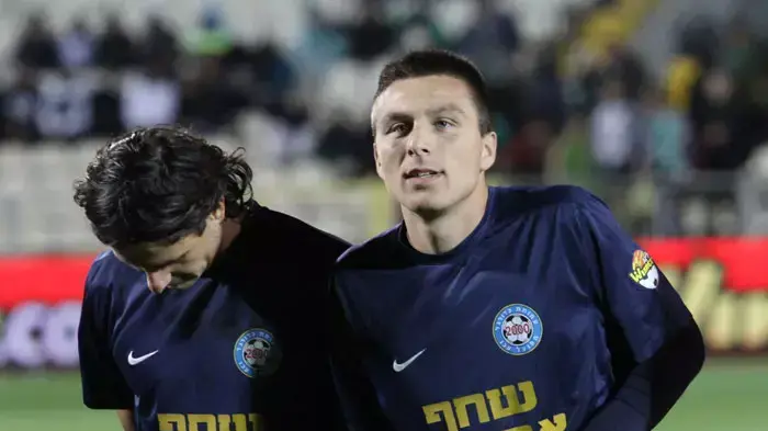 נבוישה מרינקוביץ' שחקן הפועל עכו (מימין) לצד דדי בן דיין