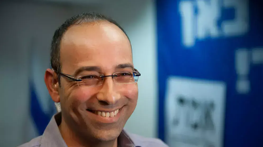 פרופ' ירון זליכה, דיקן הפקולטה לכלכלה במרכז האקדמי קרית אונו ולשעבר החשב הכללי באוצר, במסיבת עיתונאים של מפלגת העבודה, ינואר 2013