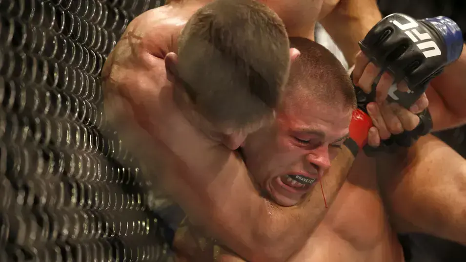 לוחם ה-MMA דמיאן מאיה חונק את ריק סטורי לוחם ה-MMA דמיאן מאיה חונק את ריק סטורי