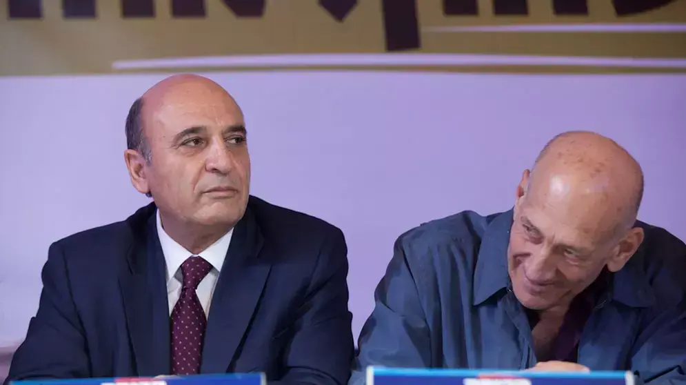 יו"ר קדימה שאול מופז וראש הממשלה לשעבר אהוד אולמרט במסיבת סיום הקמפיין של קדימה, ינואר 2013
