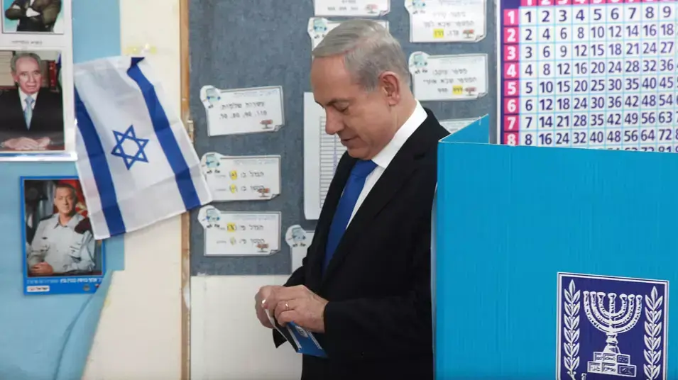ראש הממשלה בנימין נתניהו ובני משפחתו בקלפי בשכונת רחביה בירושלים, ינואר 2013