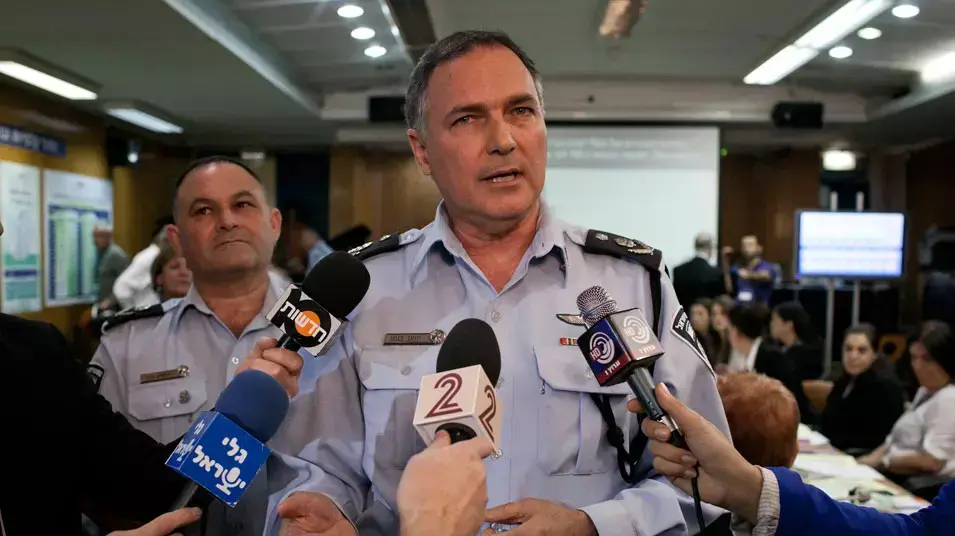 מפכ"ל המשטרה יוחנן דנינו מגיע לוועדת הבחירות המרכזית בכנסת, ינואר 2013