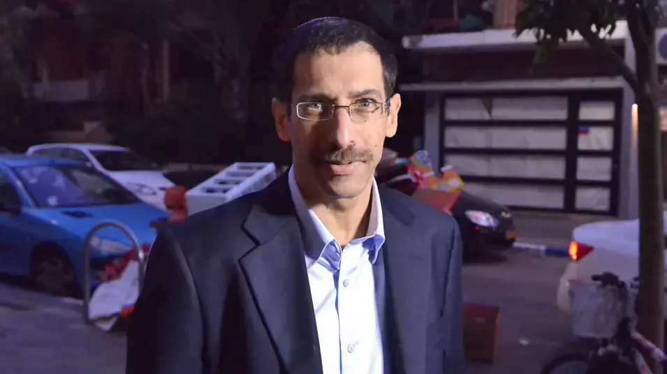אורי אורבך מגיע לישיבת סיעת הבית היהודי, לראשונה לאחר תוצאות הבחירות, ינואר 2013