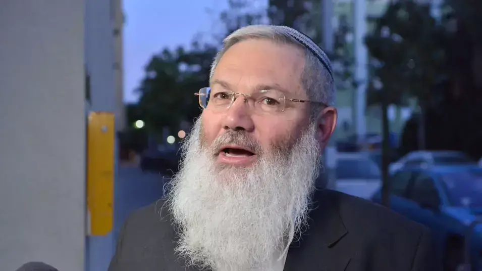 הרב אלי בן דהן מגיע לישיבת סיעת הבית היהודי, לראשונה לאחר תוצאות הבחירות, ינואר 2013