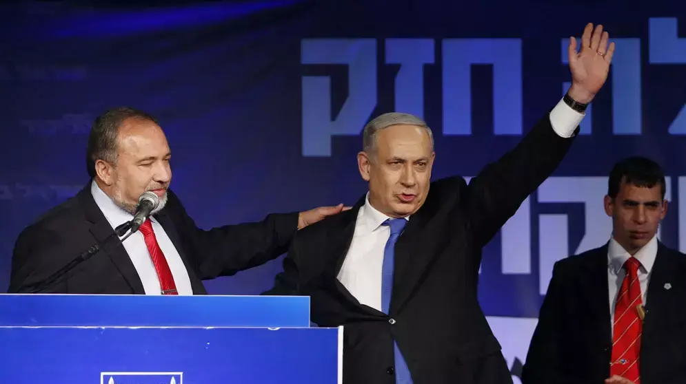 ראש הממשלה בנימין נתניהו עם אביגדור ליברמן לאחר היוודע תוצאות הבחירות לכנסת ה-19, ינואר 2013