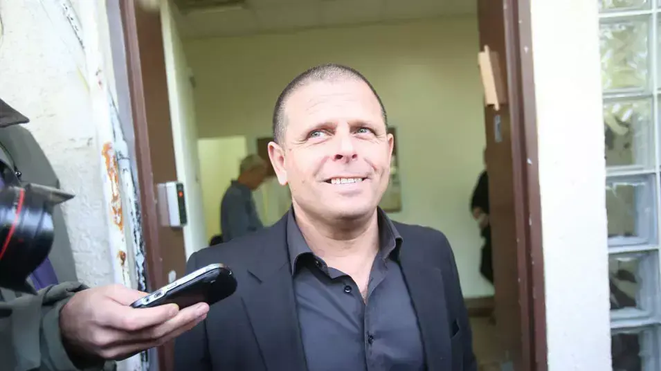 איתן כבל יוצא מישיבת סיעת  מפלגת העבודה, ינואר 2013