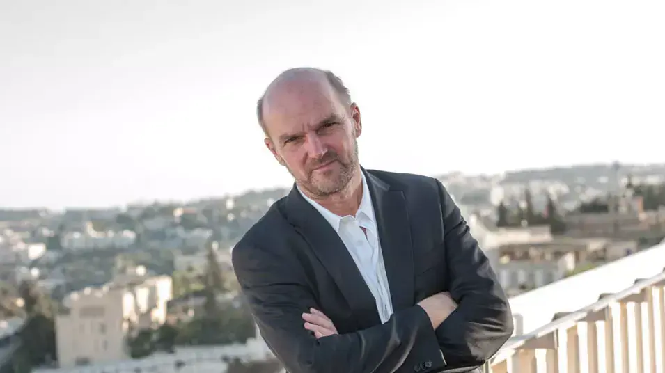 הצצה מתוך בוס בהסוואה