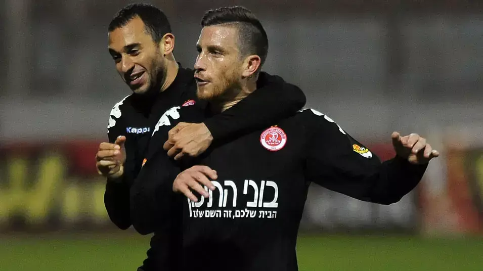 מור שושן שחקן הפועל תל אביב חוגג עם עומר דמארי