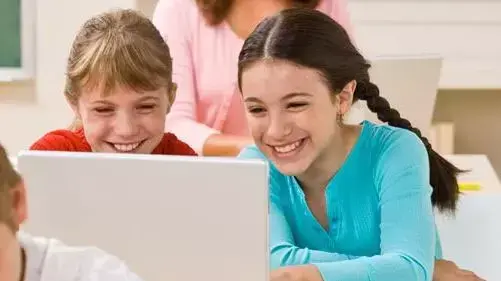 ילדים אינטרנט גולש גלישה מחשב היי-טק הייטק