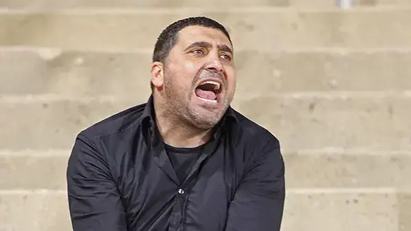 מאמן הפועל עכו יובל נעים צועק ביציע
