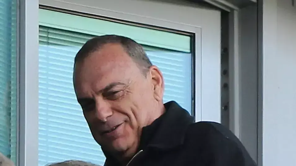 אברהם גרנט משוחח עם בעלי צ'לסי רומן אברמוביץ'