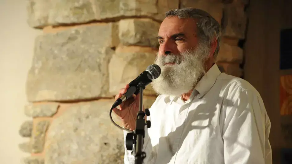 הרב אביחי רונצקי, לשעבר רב צבאי,  באזכרת בני משפחת פוגל שנרצחו באיתמר, פברואר 2013