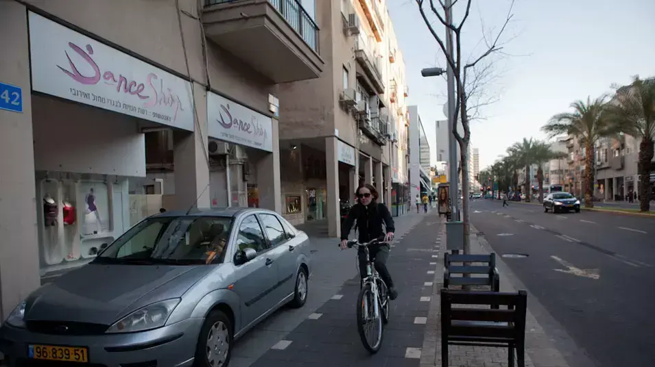 רכבים חונים כאוות נפשם ביום ללא אכיפה בתל אביב, פברואר 2013