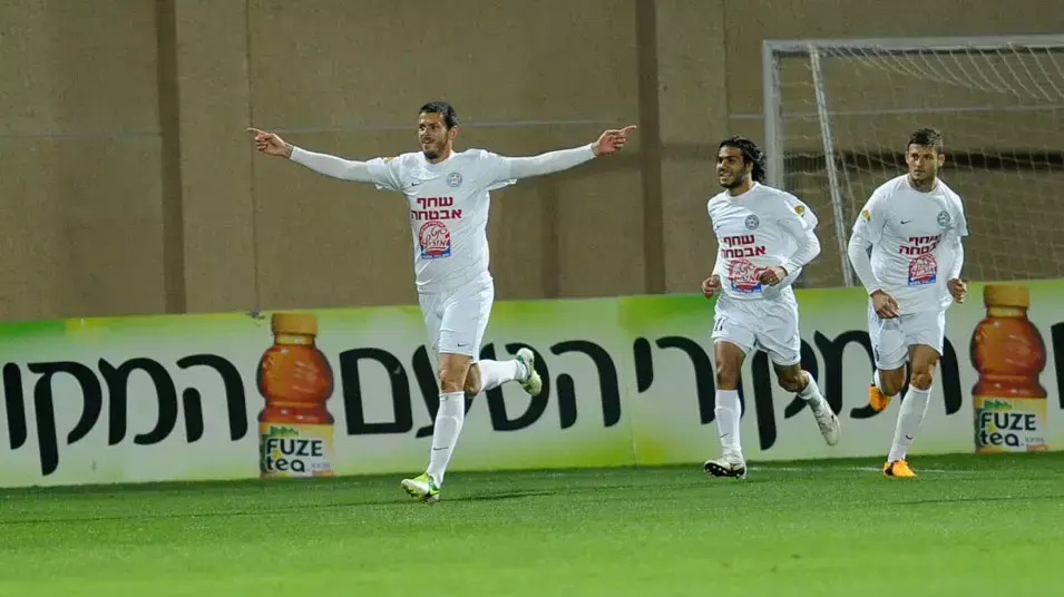 ברניסלב יובאנוביץ' שחקן הפועל עכו חוגג שער נגד הפועל חיפה