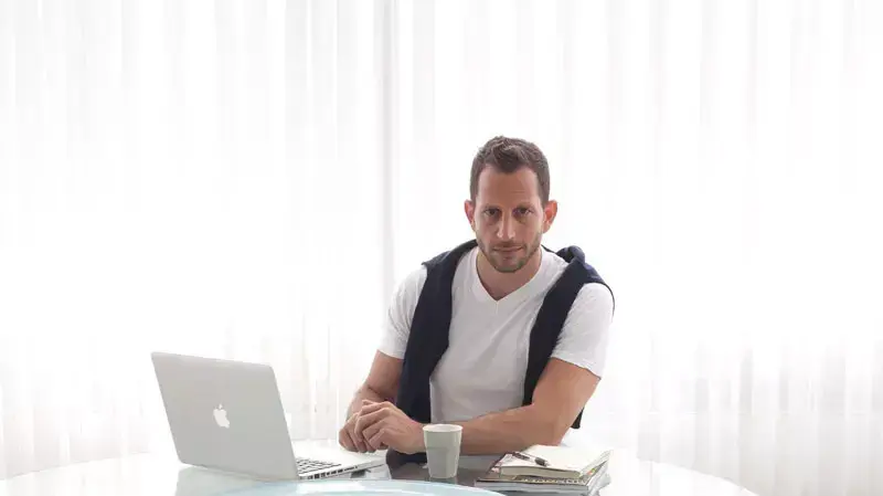 דירתו של מעצב הפנים דניאל חסון בתל אביב