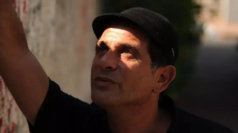 אהרון גיא סבג מבצע את השיר ילדה קטנה של שמוליק קראוס