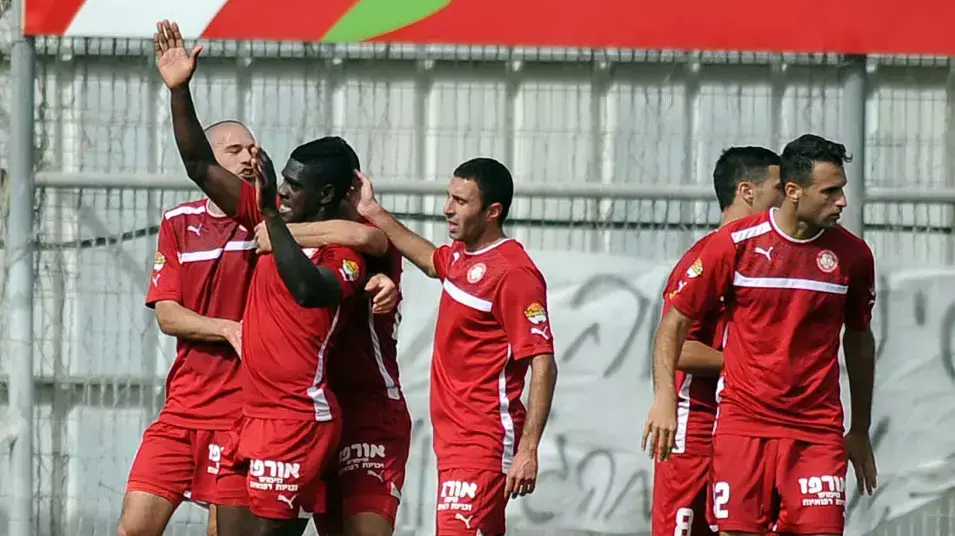 שחקני הפועל רמת גן חוגגים שער עם דויד מנגה שחקני הפועל רמת גן חוגגים שער עם דויד מנגה