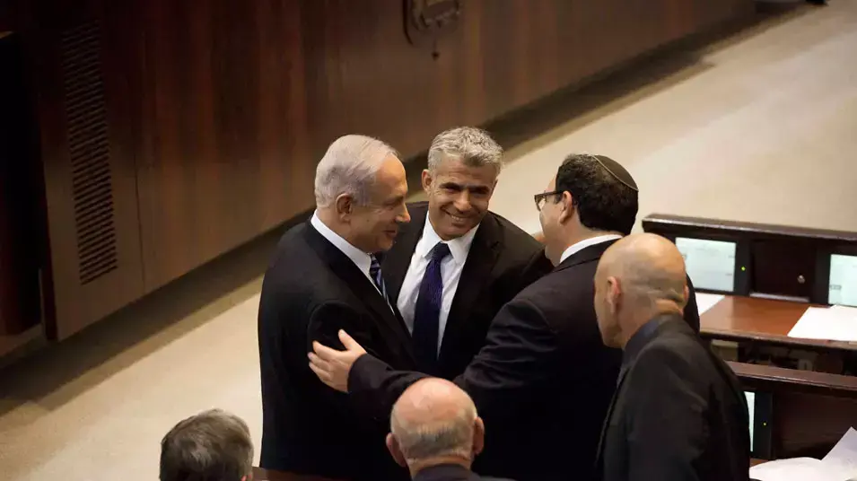 ראש הממשלה בנימין נתניהו ויאיר לפיד בסיום השבעת הממשלה ה-33, מרץ 2013