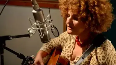 קאבר בומפם וקרולינה לשיר Black Dog של Led Zeppelin